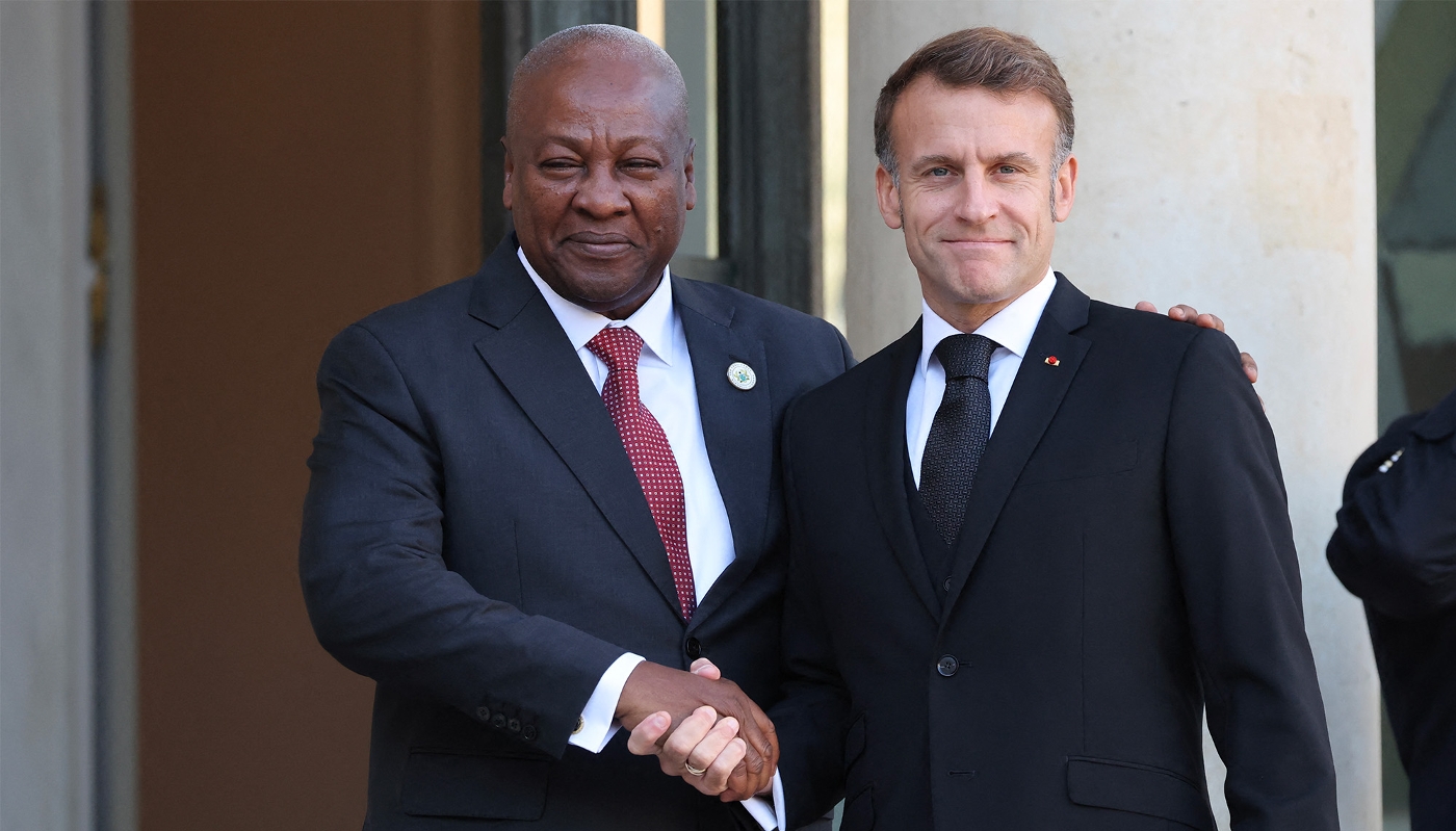 Le président ghanéen, John Dramani Mahama, et son homologue français, Emmanuel Macron, à Paris, le 30 octobre 2025.