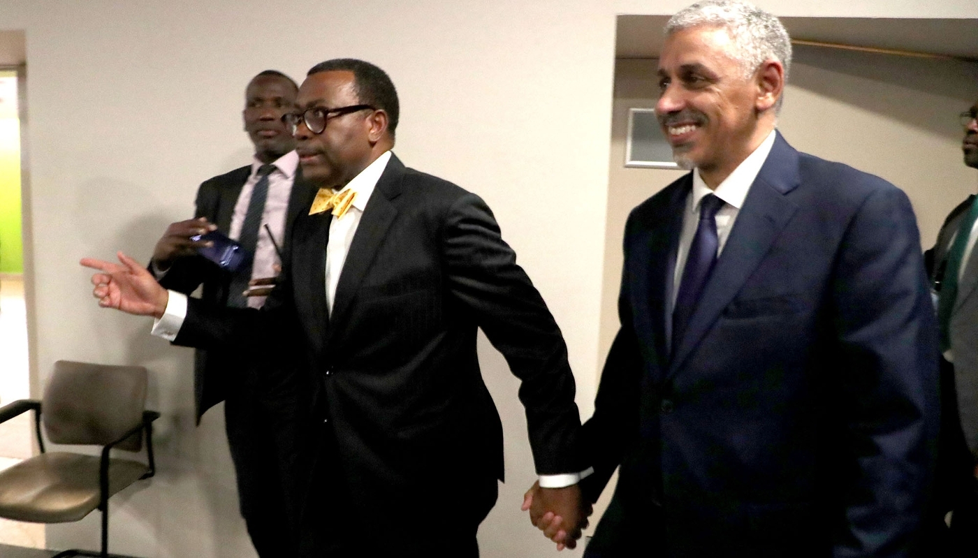 Le président sortant Akinwumi Ayodeji Adesina (au centre) accompagne Sidi Ould Tah (à droite) durant le meeting de la BAD à Abidjan, le 30 mai 2025.
