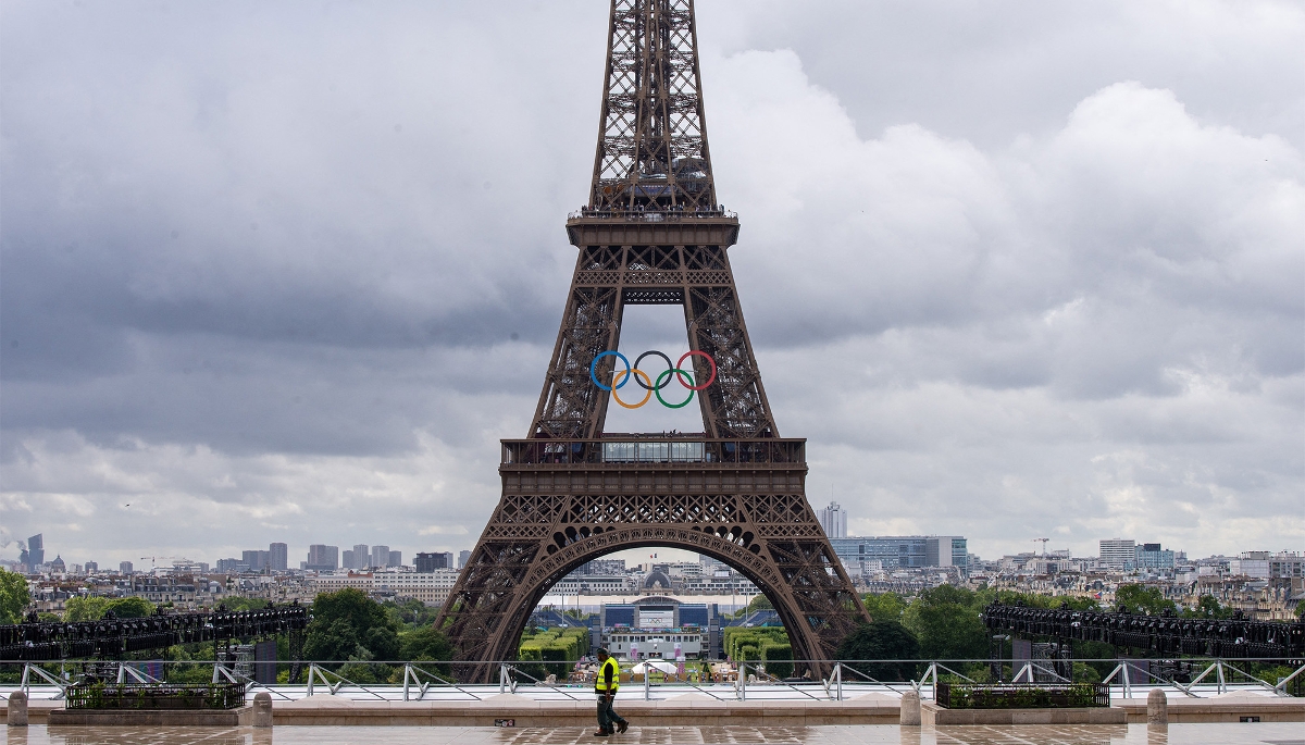 Les anneaux olympiques sur la Tour Eiffel, à Paris, le 16 juillet 2024.