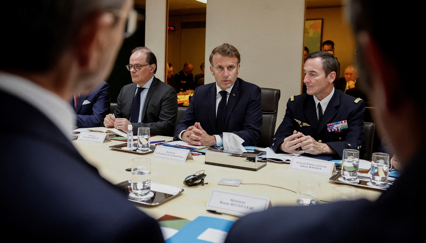 Le chef d'état-major des armées, Fabien Mandon (à dr.), au côté du président Emmanuel Macron, à Paris, le 22 juin 2025.