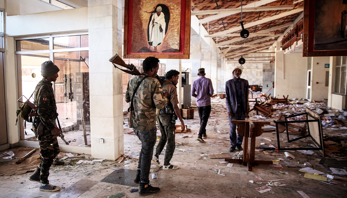 Des miliciens Fano à l'aéroport de Lalibela, au nord de l'Éthiopie, le 7 décembre 2021.
