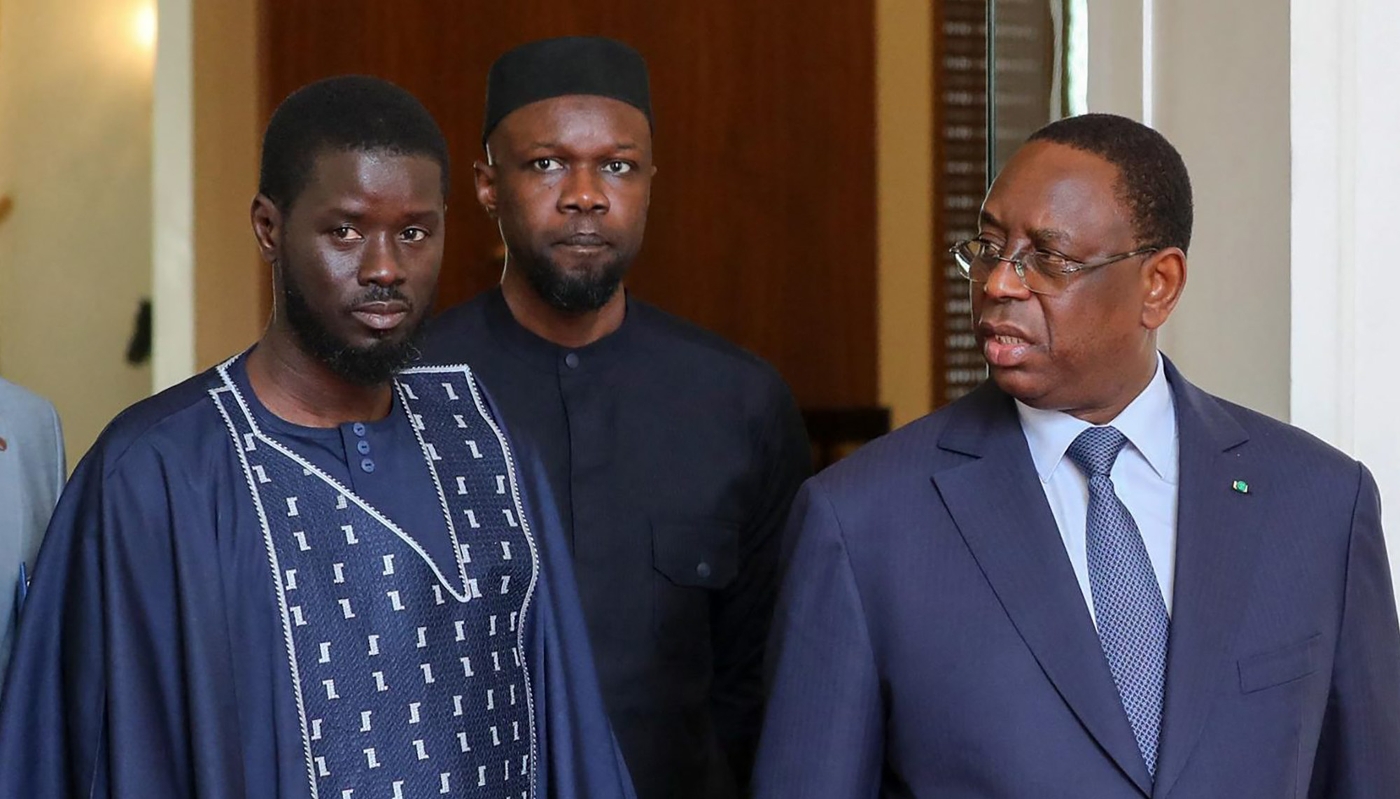 Macky Sall (à droite), Ousmane Sonko (au centre) et Bassirou Diomaye Faye (à gauche), à Dakar, le 28 mars 2024.