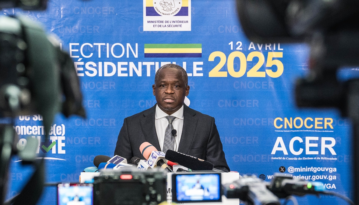 Hermann Immongault, alors ministre de l'intérieur, annonce les résultats de l'élection présidentielle, à Libreville, le 13 avril 2025.