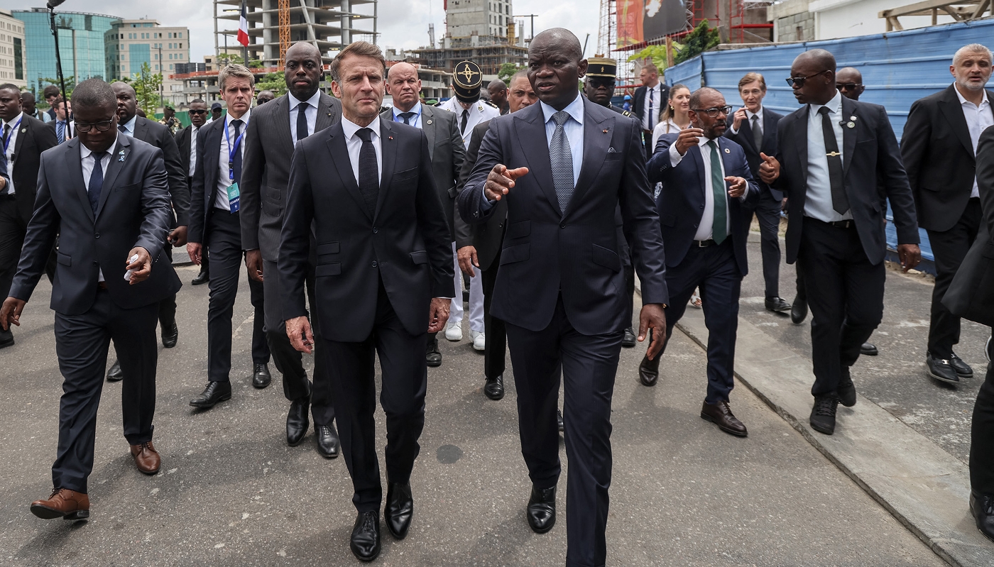 Emmanuel Macron et Brice Clotaire Oligui Nguema visitent le siège de la Compagnie minière de l'Ogooué, à Libreville, le 24 novembre 2025.