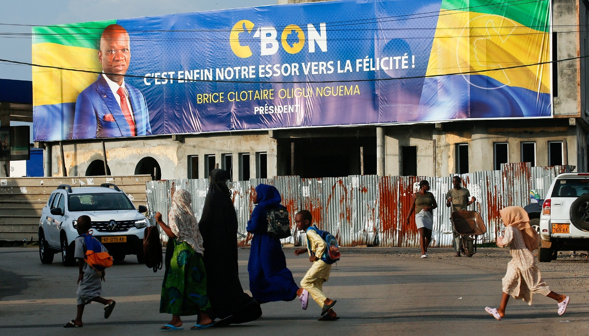 Affiche de campagne de Brice Clotaire Oligui Nguema, à Libreville, le 7 avril 2025.