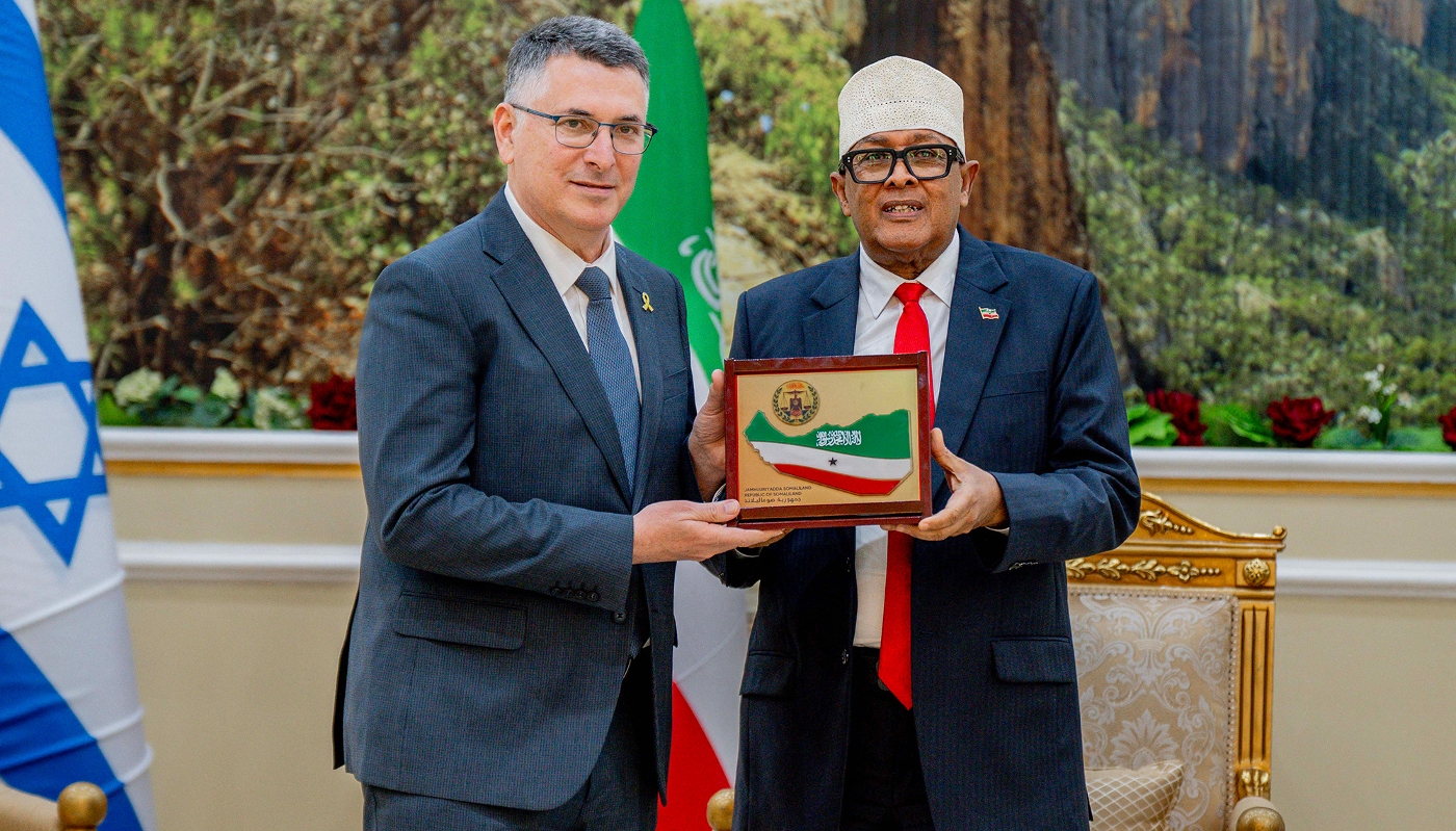 Le ministre israélien des affaires étrangères, Gideon Sa'ar, et le président du Somaliland, Abdirahman Abdullahi Mohamed, à Hargeisa le 6 janvier 2026.