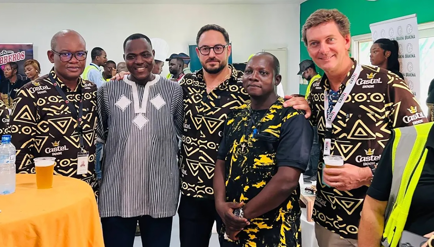 Gregory Clerc (au centre) en visite au Burkina Faso chez Brakina, l'une des filiales du groupe Castel, le 15 octobre 2025.
