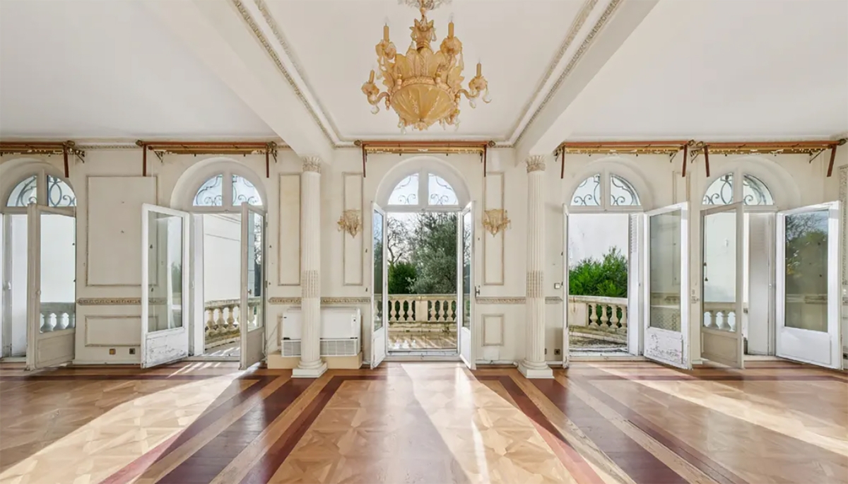 La salle de réception de l'immeuble ayant appartenu à Lalla Latifa, boulevard Maurice-Barrès, à Neuilly-sur-Seine, en France.
