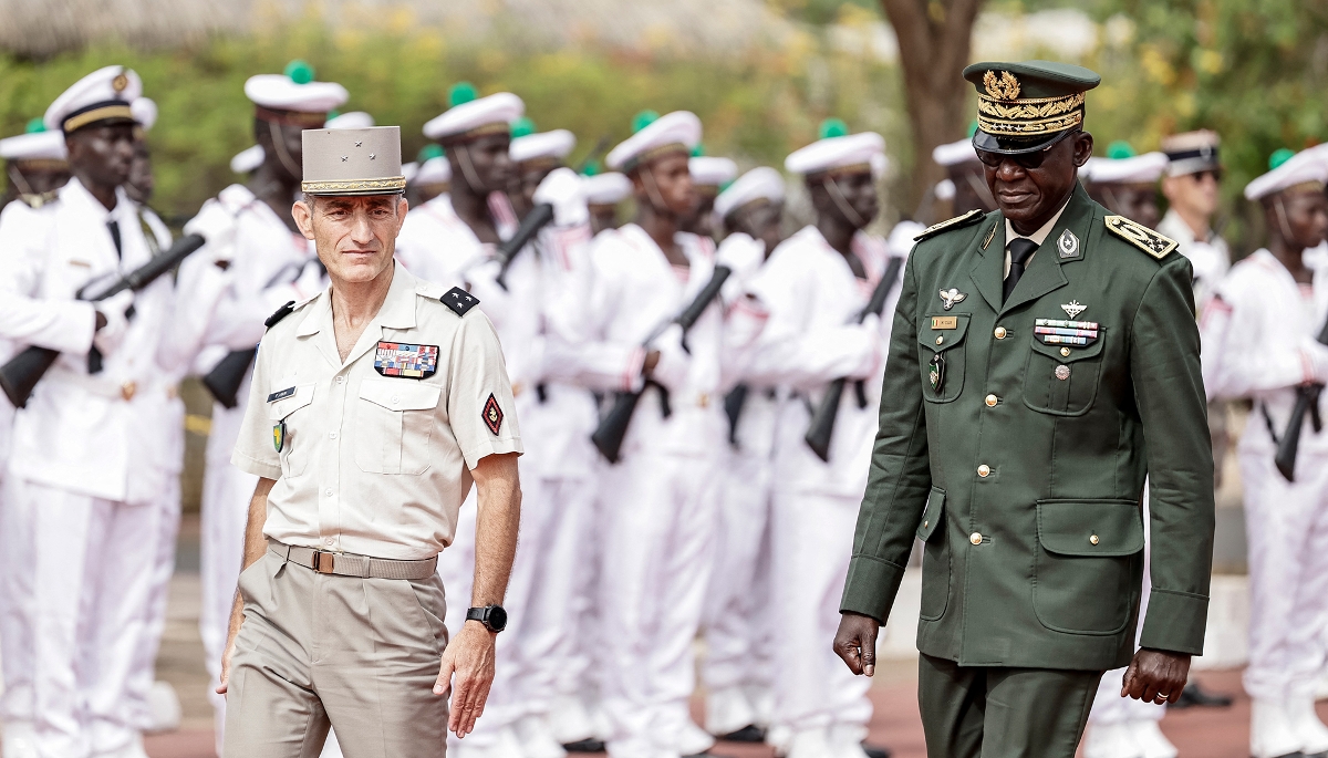 Le général français Pascal Ianni, chef du Commandement pour l'Afrique, et le général Mbaye Cissé, ancien chef d'état-major des armées sénégalaises, à Dakar, en octobre 2025.