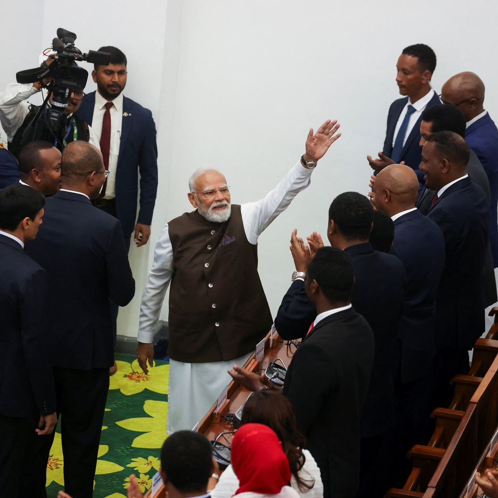 Narendra Modi salue les parlementaires éthiopiens lors d'une visite officielle à Addis-Abeba, le 17 décembre 2025.