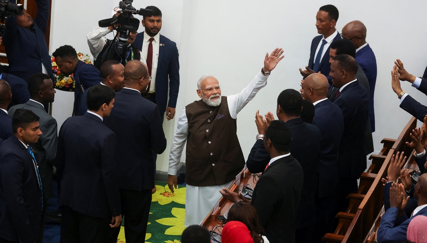 Narendra Modi salue les parlementaires éthiopiens lors d'une visite officielle à Addis-Abeba, le 17 décembre 2025.