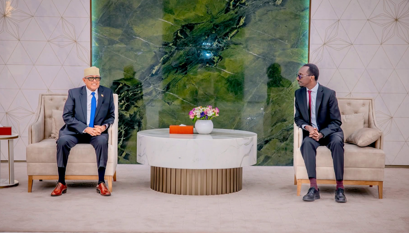 Le président somalilandais, Abdirahman Mohamed Abdullahi (à gauche), en compagnie de Gedion Timothewos, ministre éthiopien des affaires étrangères, à Addis-Abeba, le 14 octobre 2025.