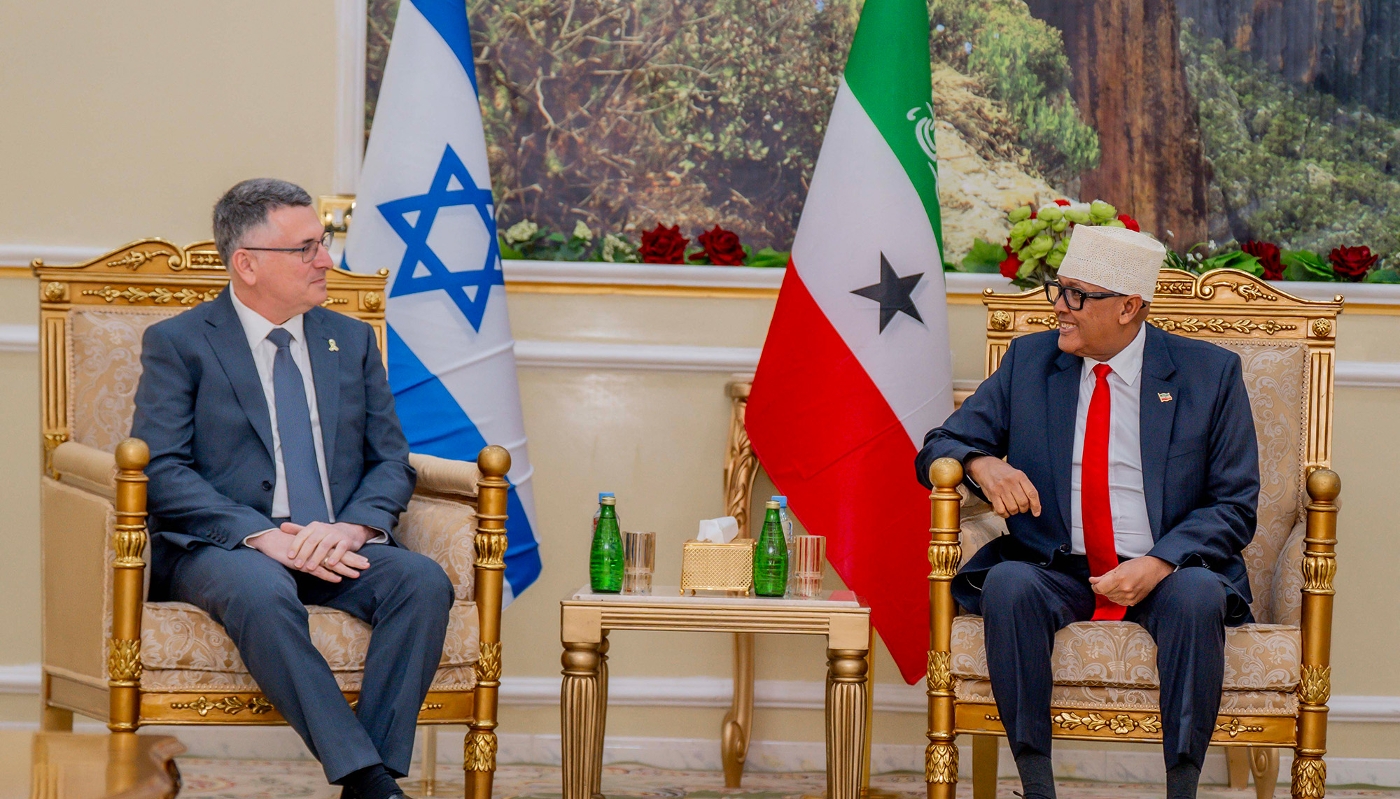 Le ministre israélien des affaires étrangères, Gideon Sa'ar, et le président du Somaliland, Abdirahman Abdullahi Mohamed, à Hargeisa, le 6 janvier 2026.