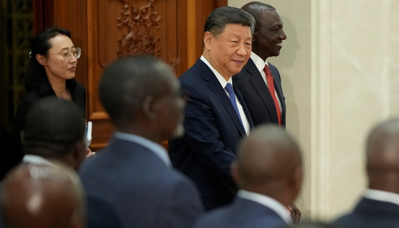 Le président chinois, Xi Jinping (au centre), et son homologue kényan, William Ruto, à Pékin, le 24 avril 2025.