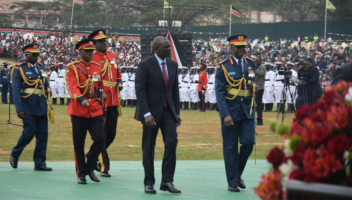 William Ruto accompagné de hauts gradés pour les 60 ans de l'indépendance kényane, à Uhuru Gardens, Nairobi, le 12 décembre 2023.