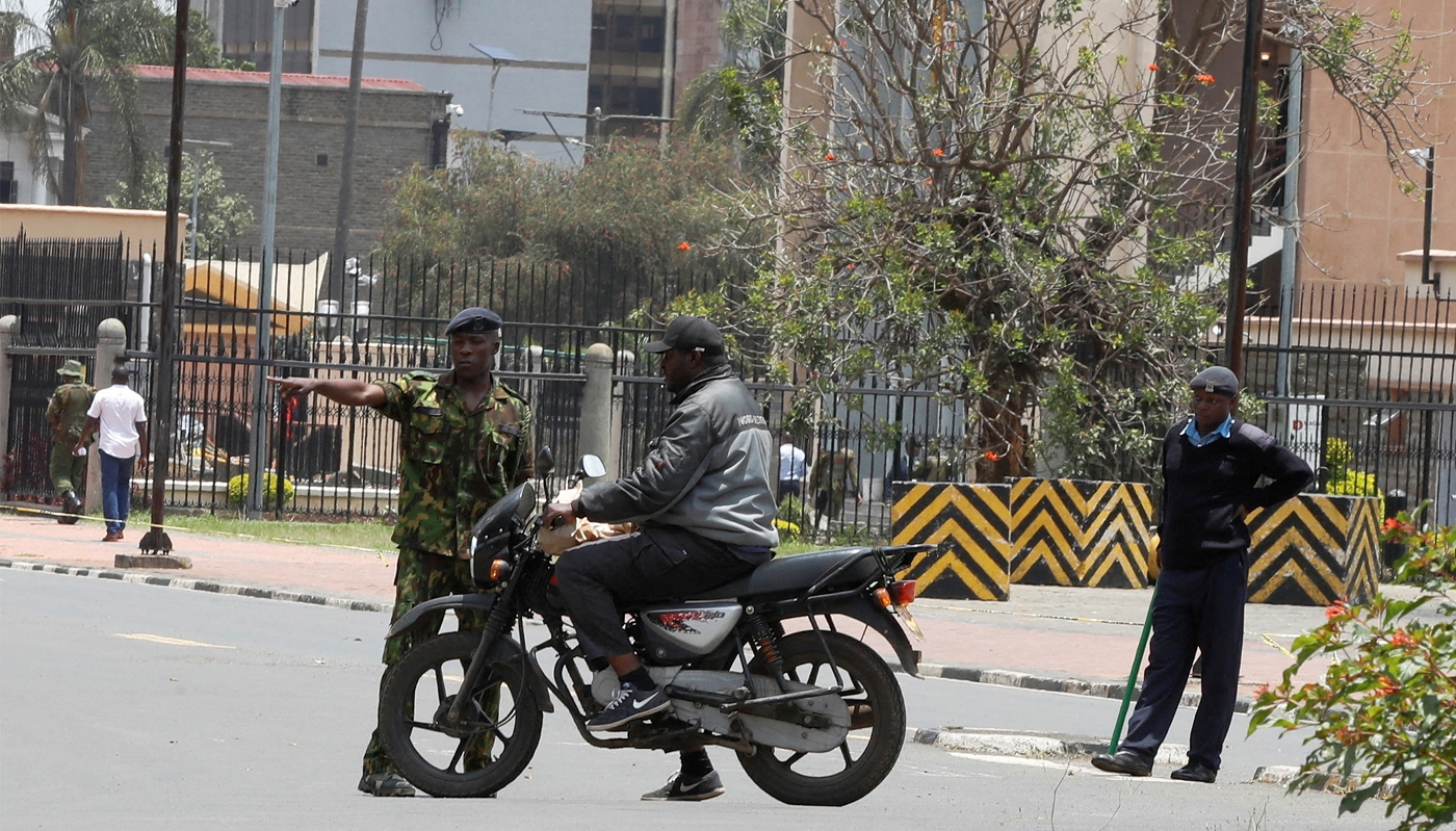 Des policiers kényans empêchant les piétons d'approcher du Parlement, avant que les législateurs ne lancent une procédure de destitution contre le vice-président Rigathi Gachagua, à Nairobi, le 1er octobre 2024.
