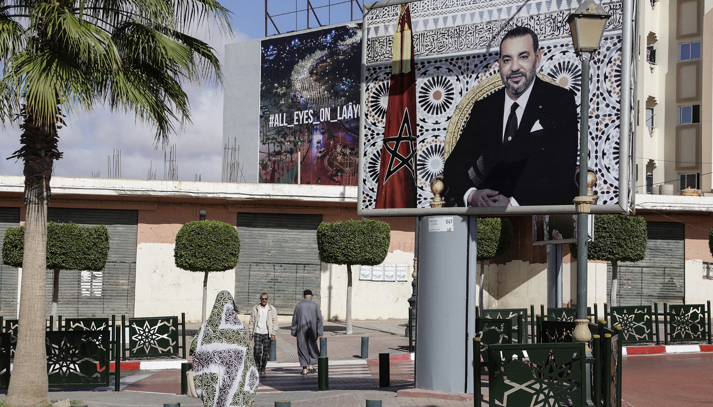 Un portrait du roi Mohammed VI à Laâyoune, principale ville du Sahara occidental sous contrôle marocain, le 7 novembre 2025.