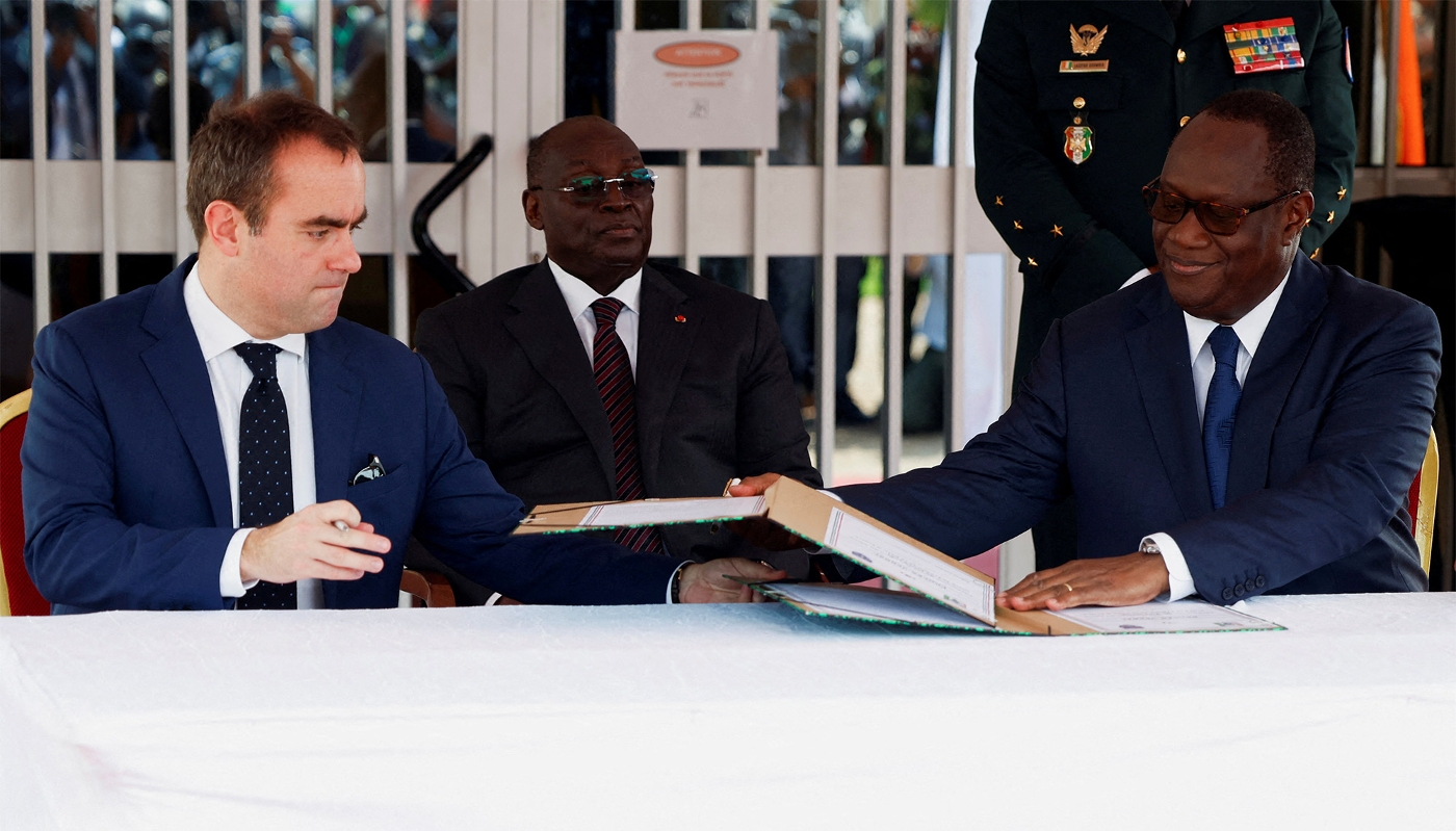 Le premier ministre français, Sébastien Lecornu, et le ministre ivoirien de la défense Tene Birahima Ouattara à Abidjan, le 20 février 2025.