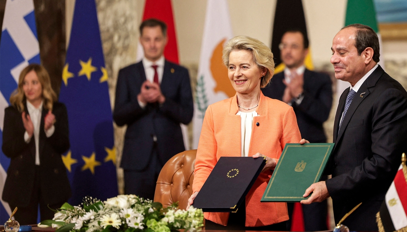 La présidente de la Commission européenne, Ursula von der Leyen, et le chef de l'État égyptien, Abdel Fattah al-Sissi, au Caire, en mars 2024.