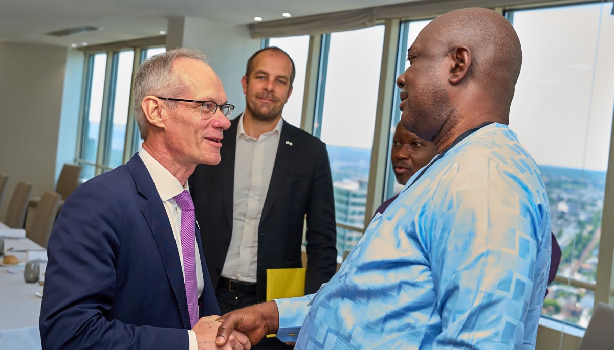 Le secrétaire d'État nigérian Heineken Lokpobiri et le directeur général exploration-production de TotalEnergies Nicolas Terraz, à Pau, en France, le 21 juin 2025.