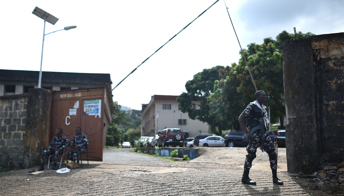 Des policiers sierra-léonais, à Freetown, le 27 novembre 2023.