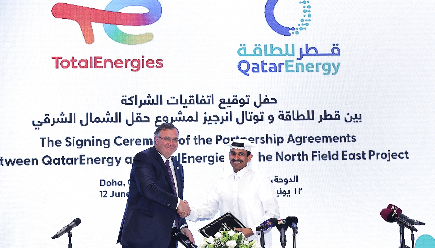 Le président-directeur général de TotalEnergies, Patrick Pouyanné, et son homologue de QatarEnergy, également ministre qatarien de l'énergie, Saad Sherida Al Kaabi, à Doha, en juin 2022.