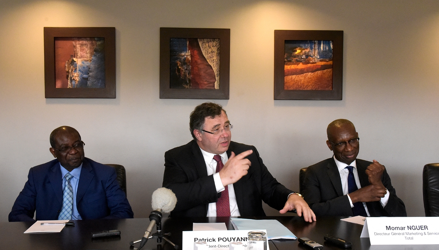 Patrick Pouyanné, PDG de TotalEnergies (au centre), à Dakar, le 2 mai 2017.