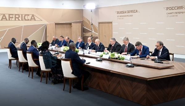 Roustam Minnikhanov a profité du Sommet Russie-Afrique de Saint-Pétersbourg (27-28 juillet) pour approcher les dirigeants africains. Ici, une réunion en présence de Vladimir Poutine et Macky Sall.