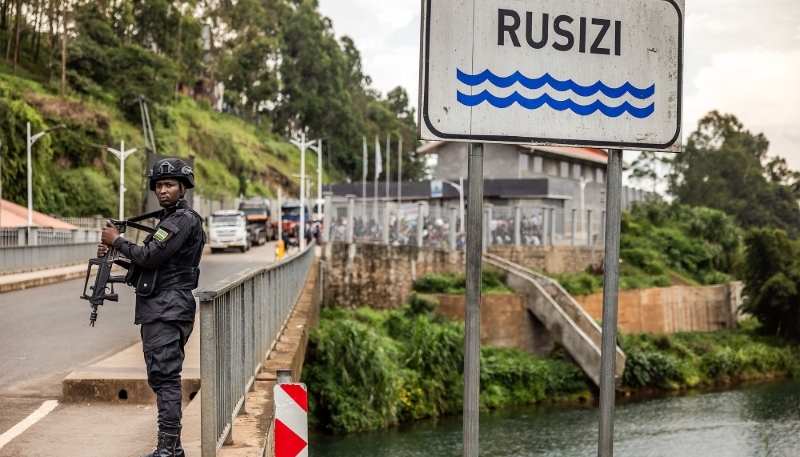 Un policier rwandais le long de la rivière Ruzizi, près de Cyangugu, au Rwanda, en février 2025.
