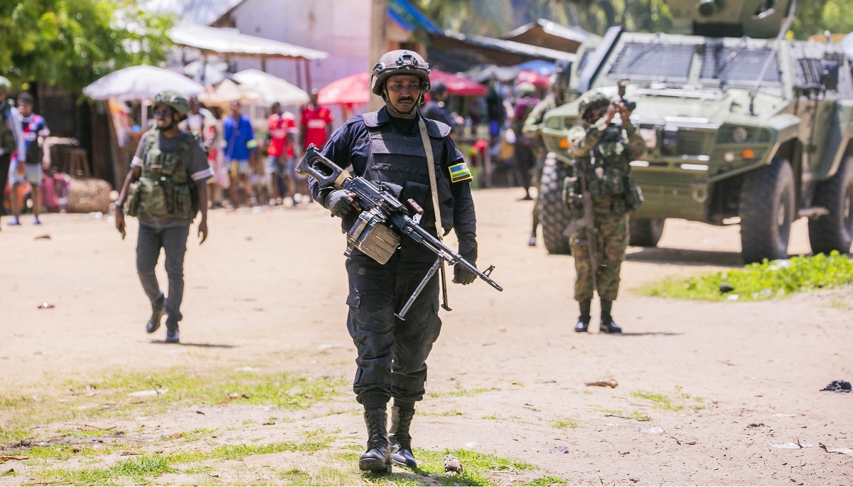 Des unités spéciales rwandaises et la police mozambicaine, à Palma, dans la province de Cabo Delgado, au Mozambique, en décembre 2023.