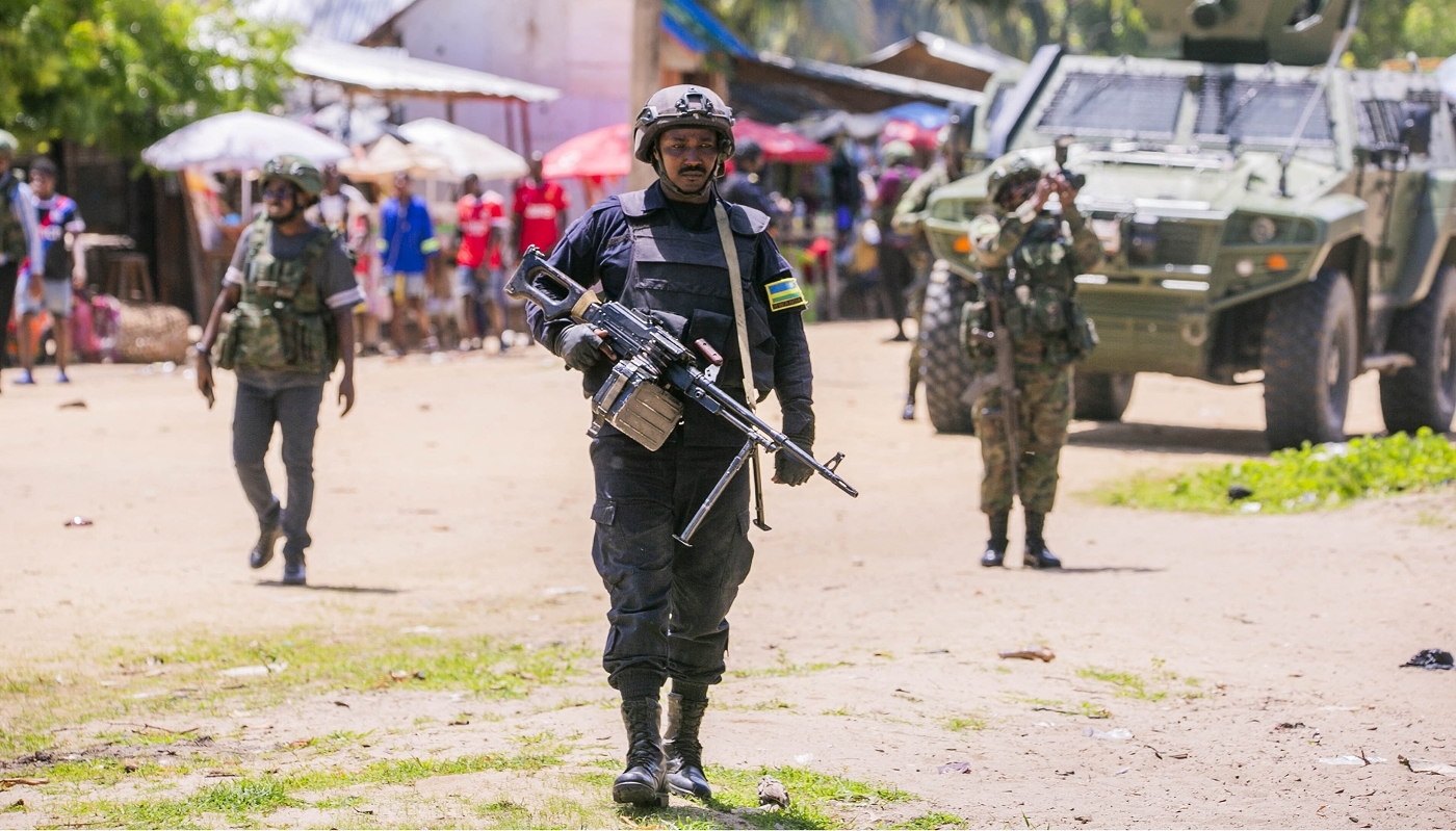 Des unités spéciales rwandaises et la police mozambicaine, à Palma, dans la province de Cabo Delgado, au Mozambique, en décembre 2023.