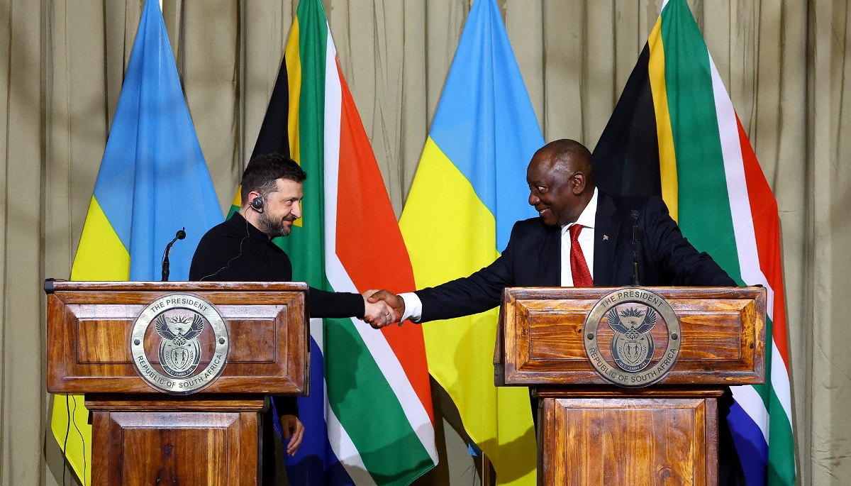 Le président ukrainien, Volodymyr Zelensky, et son homologue sud-africain, Cyril Ramaphosa, à Pretoria, en avril 2025.