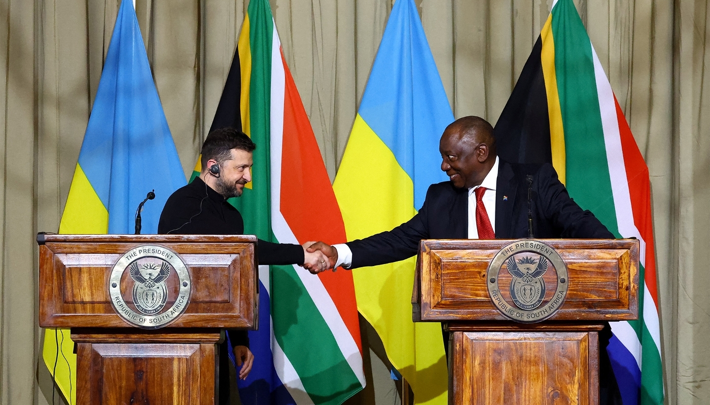 Le président ukrainien, Volodymyr Zelensky, et son homologue sud-africain, Cyril Ramaphosa, à Pretoria, en avril 2025.