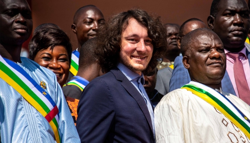 Dmitri Sytyi entouré de députés centrafricains sur les marches de l'Assemblée nationale, à Bangui, le 15 octobre 2021. 
