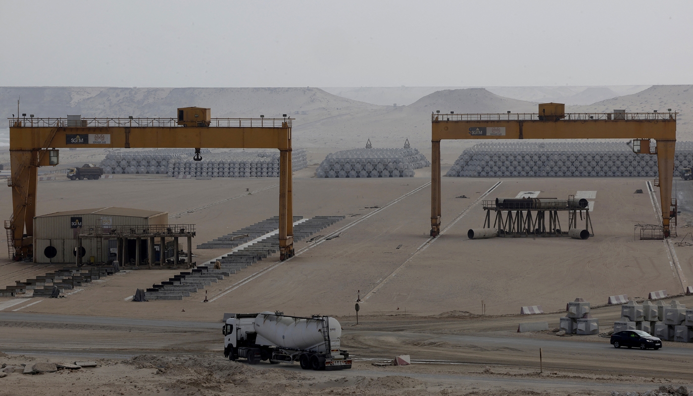 Vue du port de Dakhla-Atlantique en construction, à El-Argoub, au Sahara occidental, le 26 mai 2025.