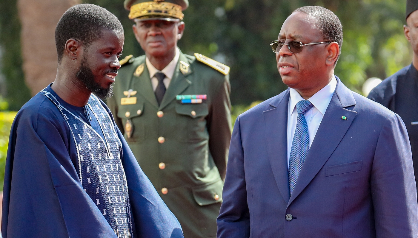 Le président sénégalais, Bassirou Diomaye Faye (à g.), et son prédécesseur, Macky Sall, à Dakar, le 28 mars 2024.