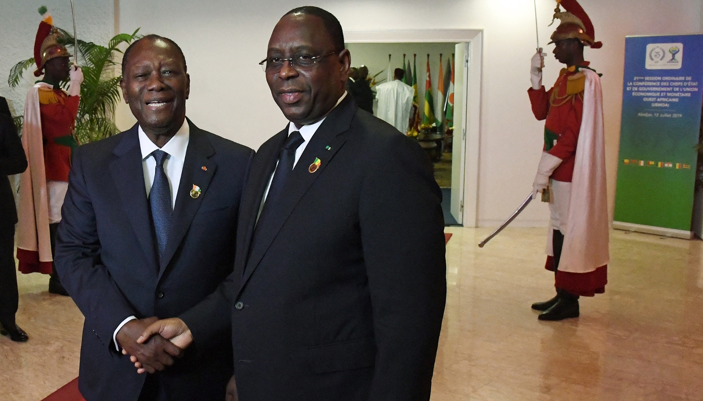 Le chef de l'État ivoirien Alassane Ouattara et l'ancien président sénégalais Macky Sall à Abidjan, le 12 juillet 2019.