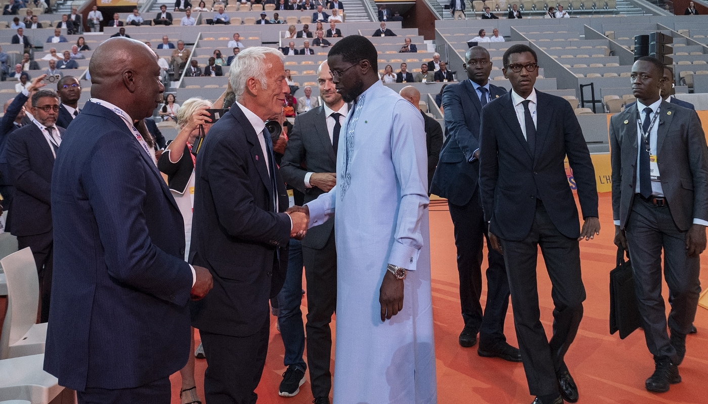 Bassirou Diomaye Faye avec le président du Medef, Patrick Martin, lors de l'assemblée annuelle du syndicat patronal, à Paris, le 27 août 2025.