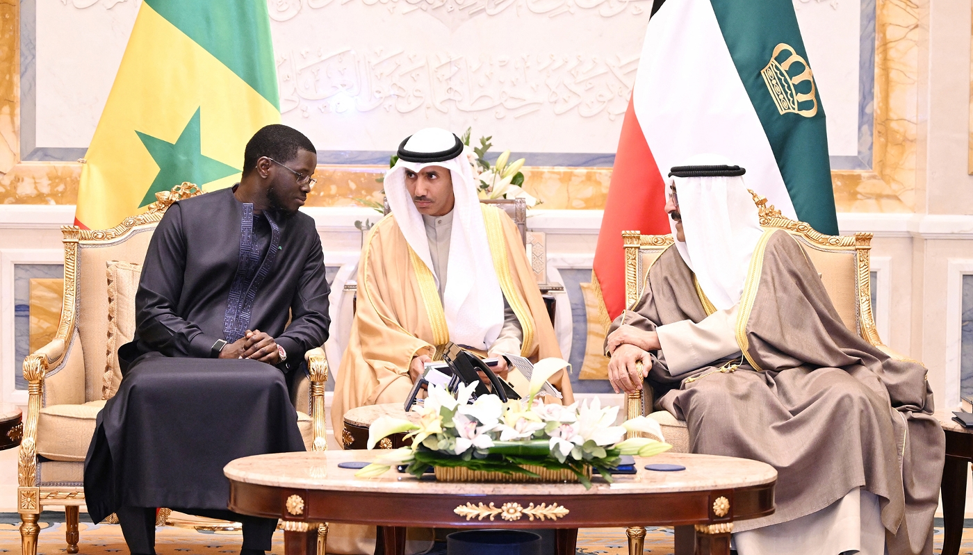 Bassirou Diomaye Faye est reçu par l'émir du Koweït, Mechaal Al Ahmad Al Jaber Al Sabah (à d.), au palais de Bayan, à Koweït, le 13 janvier 2026.