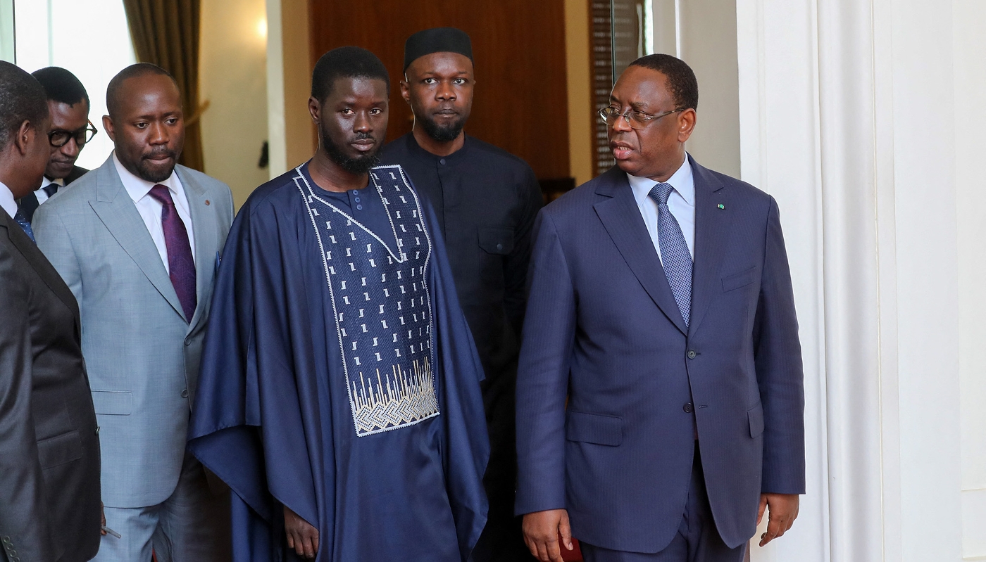 Bassirou Diomaye Faye et le président sortant Macky Sall (à dr.), suivis d'Ousmane Sonko, au palais de la République, à Dakar, le 28 mars 2024.