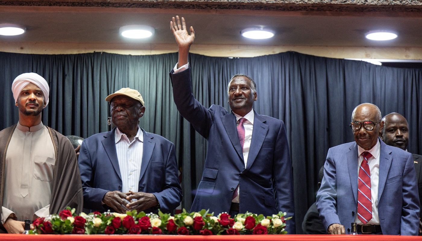 Abdelrahim Hamdan Dagalo (au centre) et Abdelaziz al-Hilu (2e à gauche), à Nairobi, le 18 février 2025.