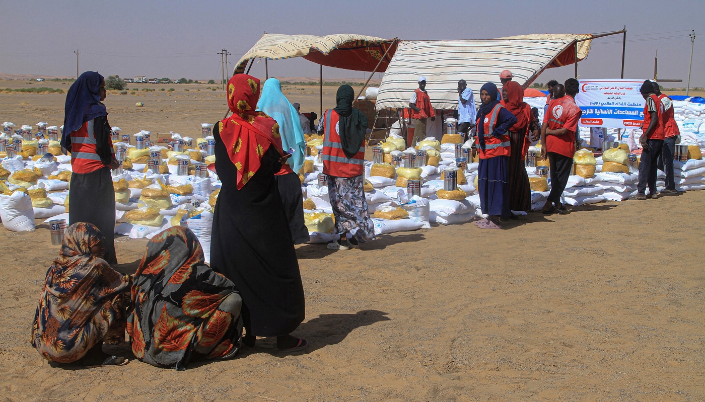 Des réfugiées ayant fui El-Facher après l'arrivée des RSF attendent l'aide humanitaire au camp d'Al-Afad, dans le nord du Soudan, le 25 novembre 2025.