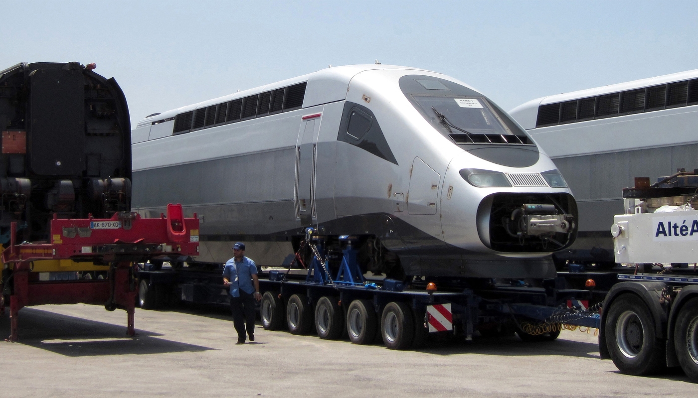Les rames d'un TGV construit par Alstom, dans le port marocain de Tanger, en juin 2015.