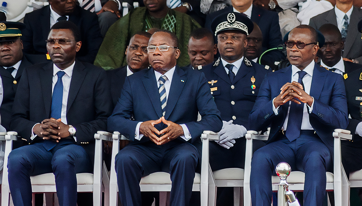Le président béninois Patrice Talon (à droite de l'image), avec l'ancien président le Cour constitutionnelle, Joseph Djogbenou (1er à gauche), à Cotonou, en août 2018.