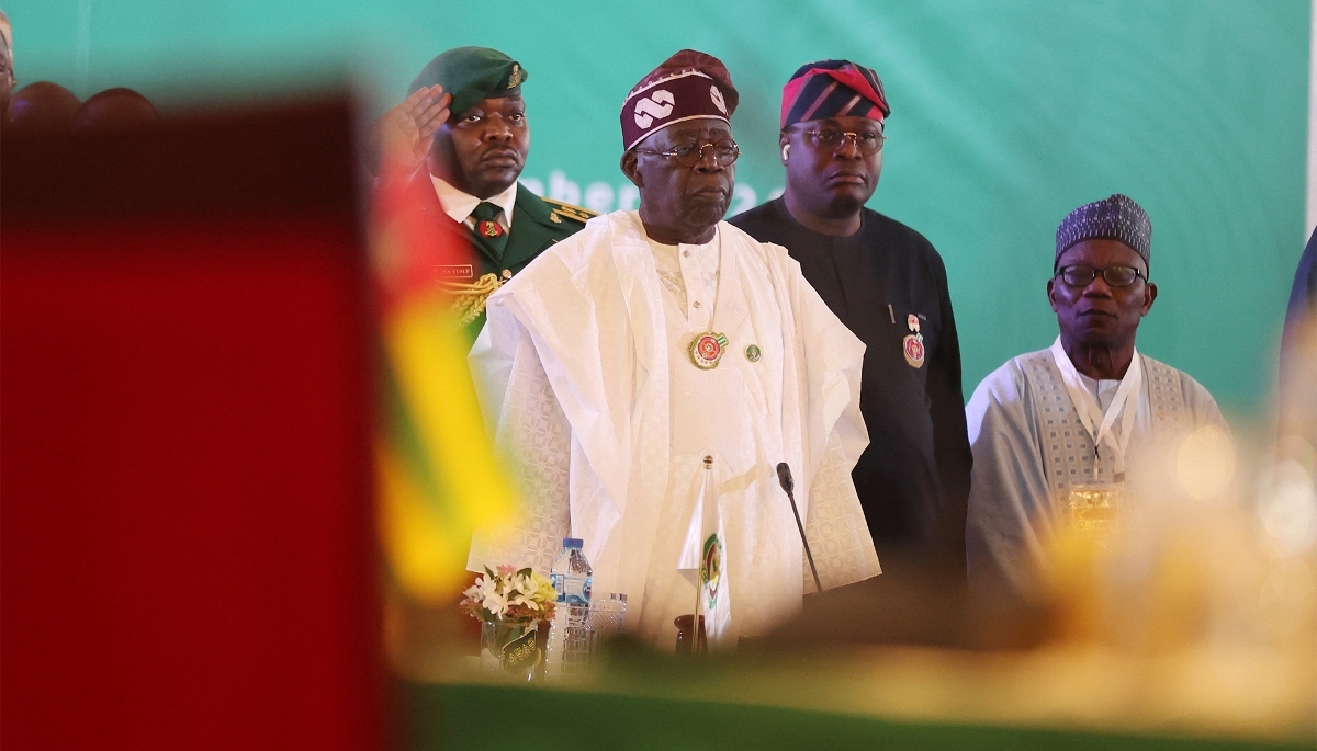 Le président nigérian, Bola Ahmed Tinubu (au centre, en blanc), à Abuja, en décembre 2024. 