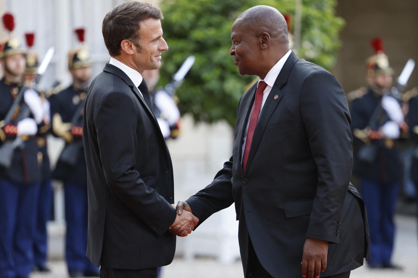 Le président français, Emmanuel Macron, et le président centrafricain, 
Faustin-Archange Touadéra, en juin 2023, à Paris.