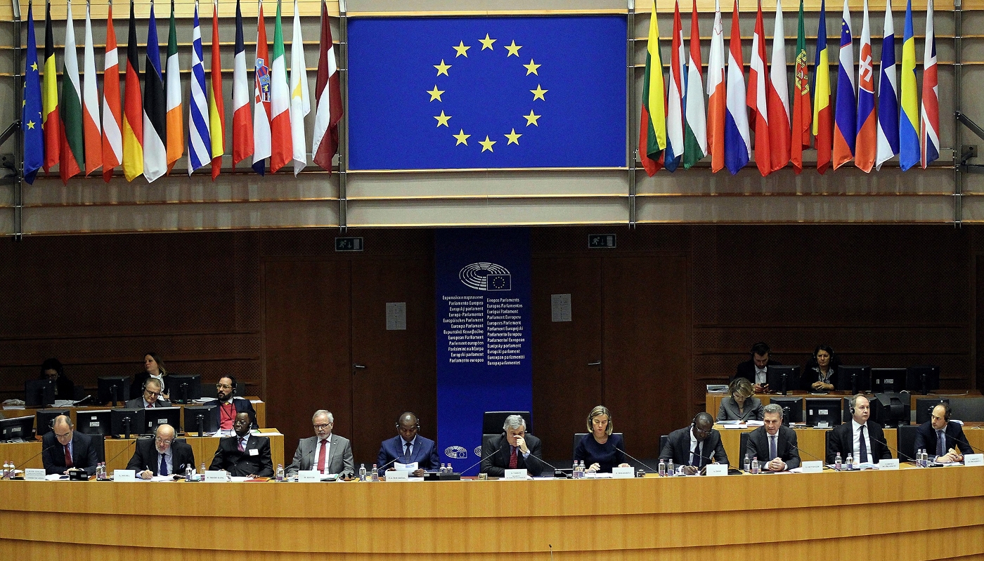 Le président centrafricain, Faustin-Archange Touadéra (5e en partant de la gauche), à Bruxelles, le 22 novembre 2017.