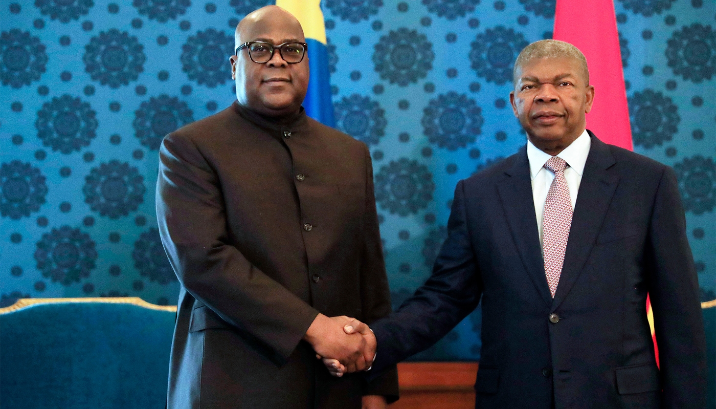 Le président congolais Félix Tshisekedi (à g.) salue son homologue angolais João Lourenço à Luanda, le 8 janvier 2026.