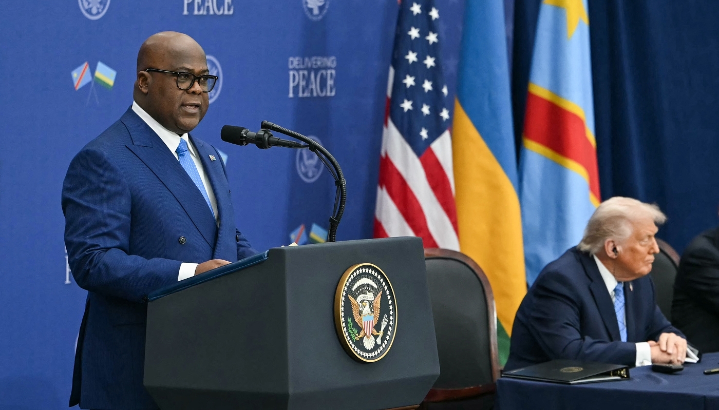 Le président congolais Félix Tshisekedi (debout) et son homologue américain Donald Trump, à Washington, le 4 décembre 2025.
