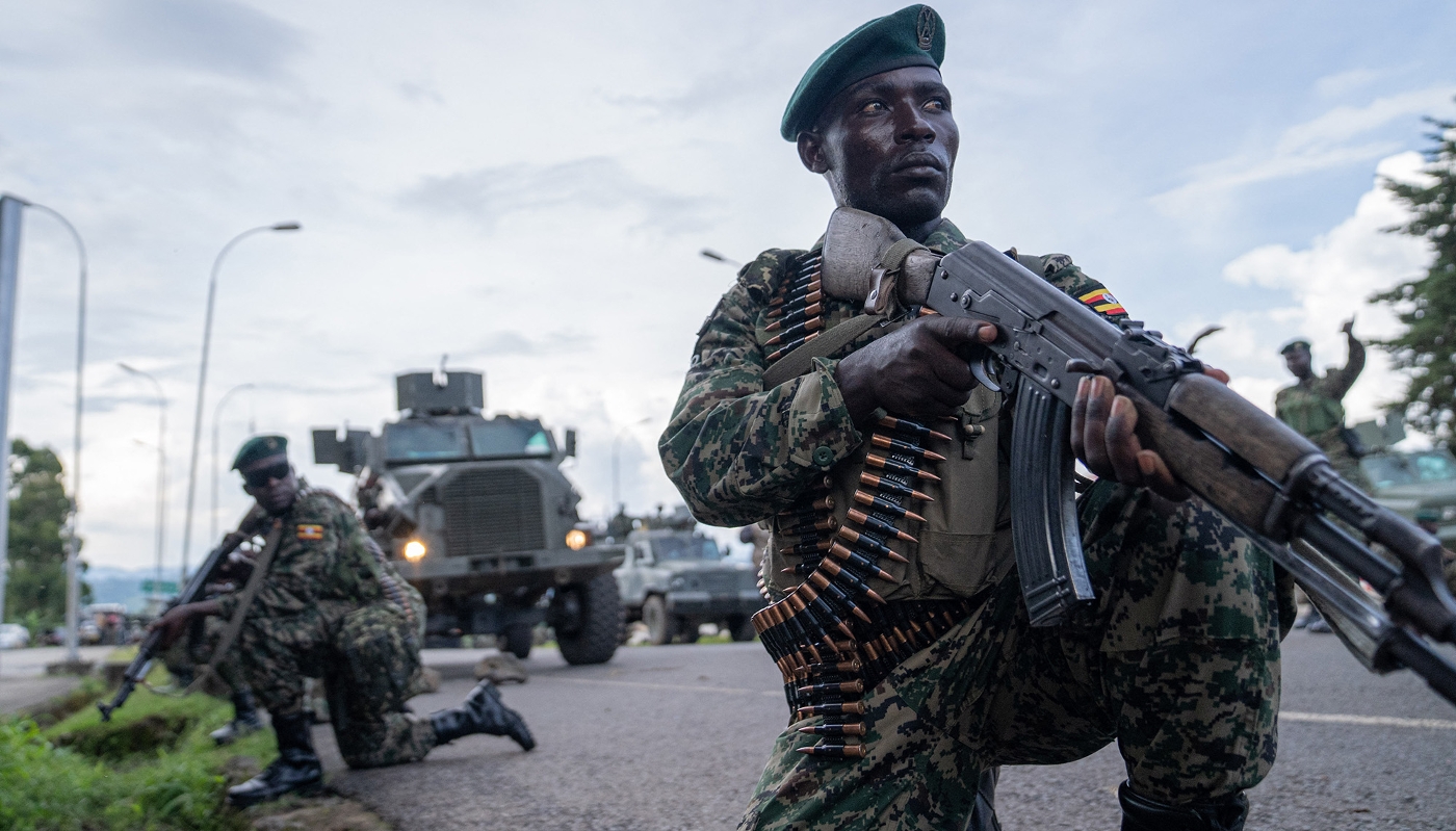 Des membres des Forces de défense du peuple ougandais (UPDF), positionnés du côté ougandais de la ville frontalière de Bunagana, en RDC, en mars 2023.